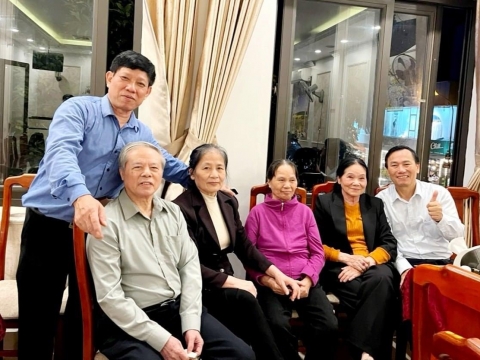 hinh-anh-can-bo-nha-may-quy-che-tu-son-cac-the-he