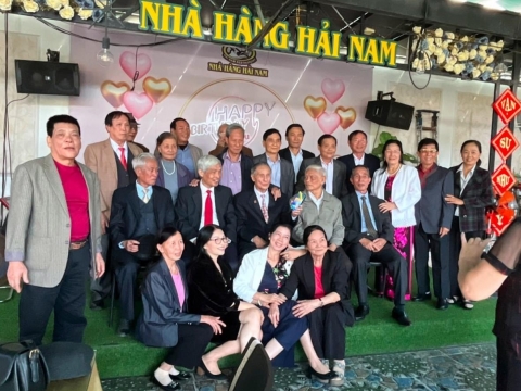 hinh-anh-can-bo-nha-may-quy-che-tu-son-cac-the-he